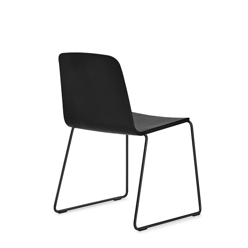 Scaunul Just creat de Iskos Berlin, produs de Normann Copenhagen