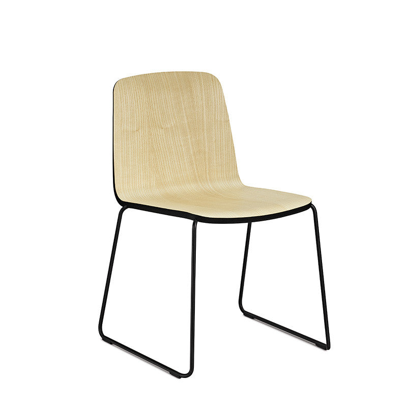 Scaunul Just creat de Iskos Berlin, produs de Normann Copenhagen