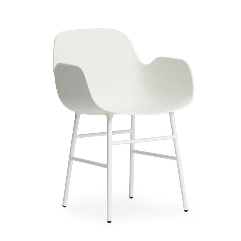 Scaunul Form cu brațe și bază metalică produs de Normann Copenhagen