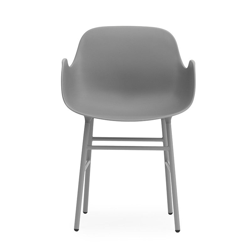 Scaunul Form cu brațe și bază metalică produs de Normann Copenhagen