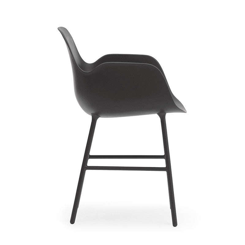 Scaunul Form cu brațe și bază metalică produs de Normann Copenhagen