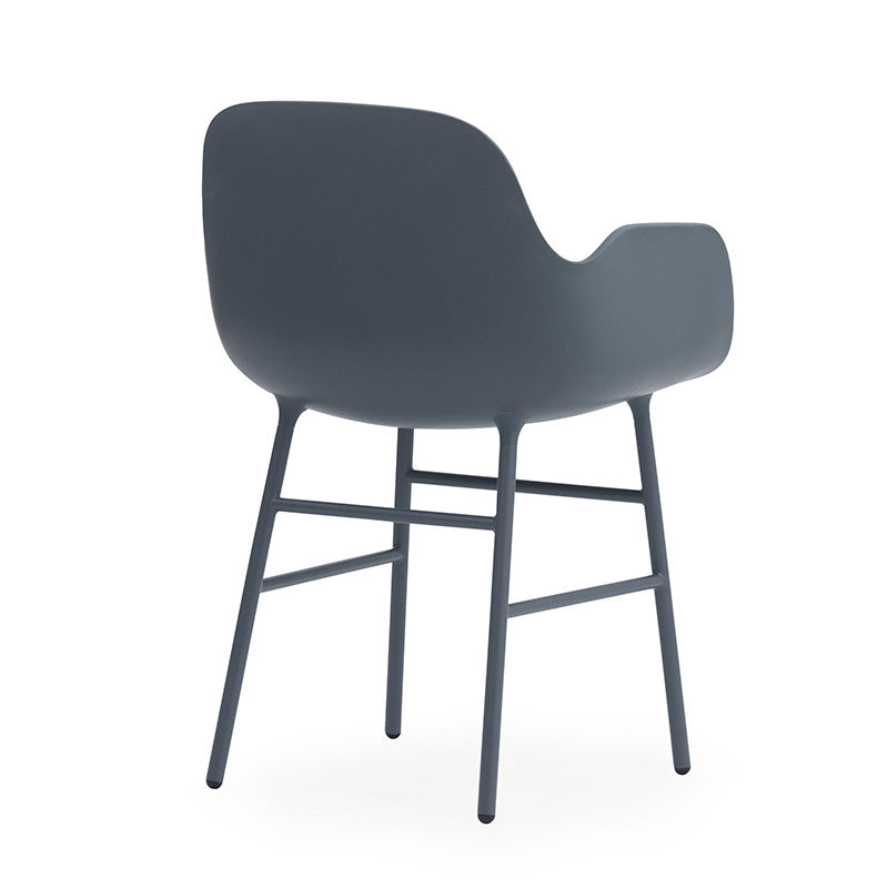 Scaunul Form cu brațe și bază metalică produs de Normann Copenhagen