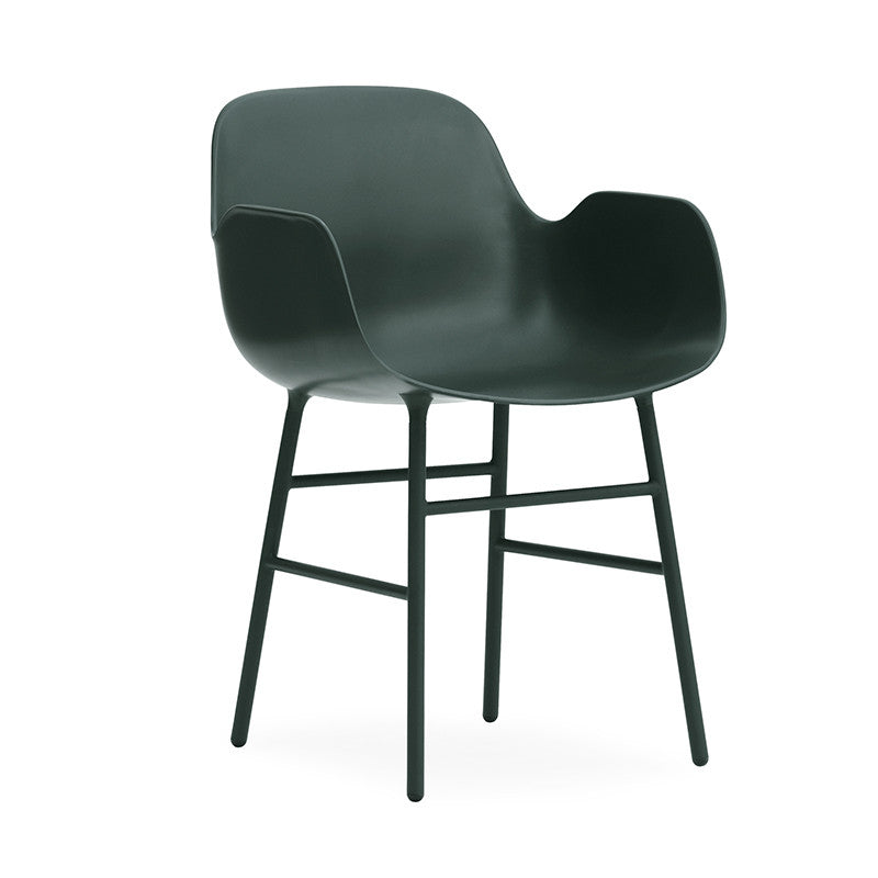 Scaunul Form cu brațe și bază metalică produs de Normann Copenhagen