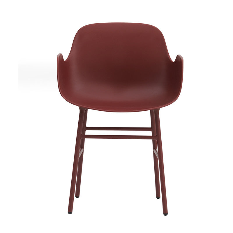 Scaunul Form cu brațe și bază metalică produs de Normann Copenhagen