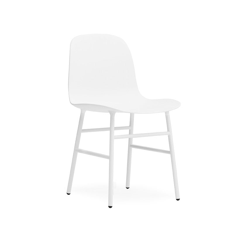 Scaunul Form cu bază metaltică produs de Normann Copenhagen