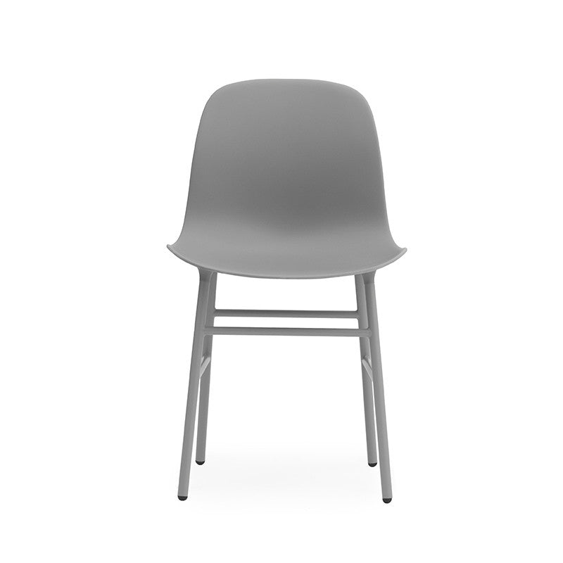 Scaunul Form cu bază metaltică produs de Normann Copenhagen