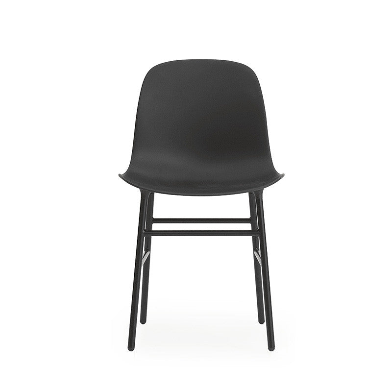 Scaunul Form cu bază metaltică produs de Normann Copenhagen