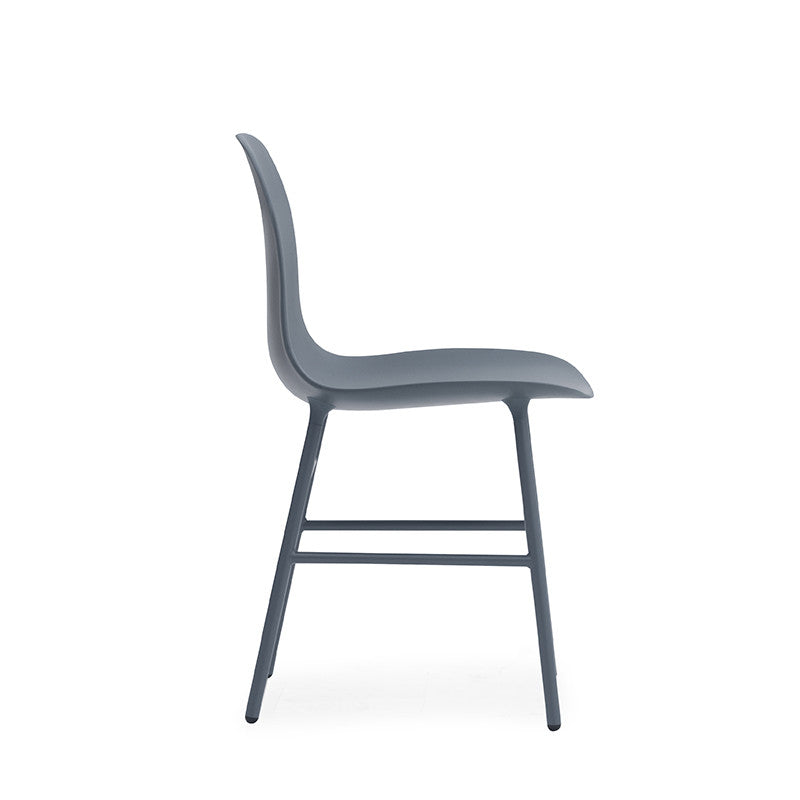 Scaunul Form cu bază metaltică produs de Normann Copenhagen