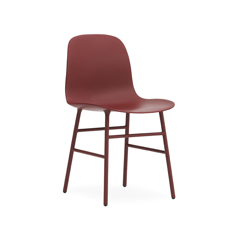Scaunul Form cu bază metaltică produs de Normann Copenhagen