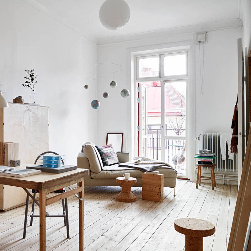 Cork Family, o familie de tabureți/măsuțe produsă de Vitra