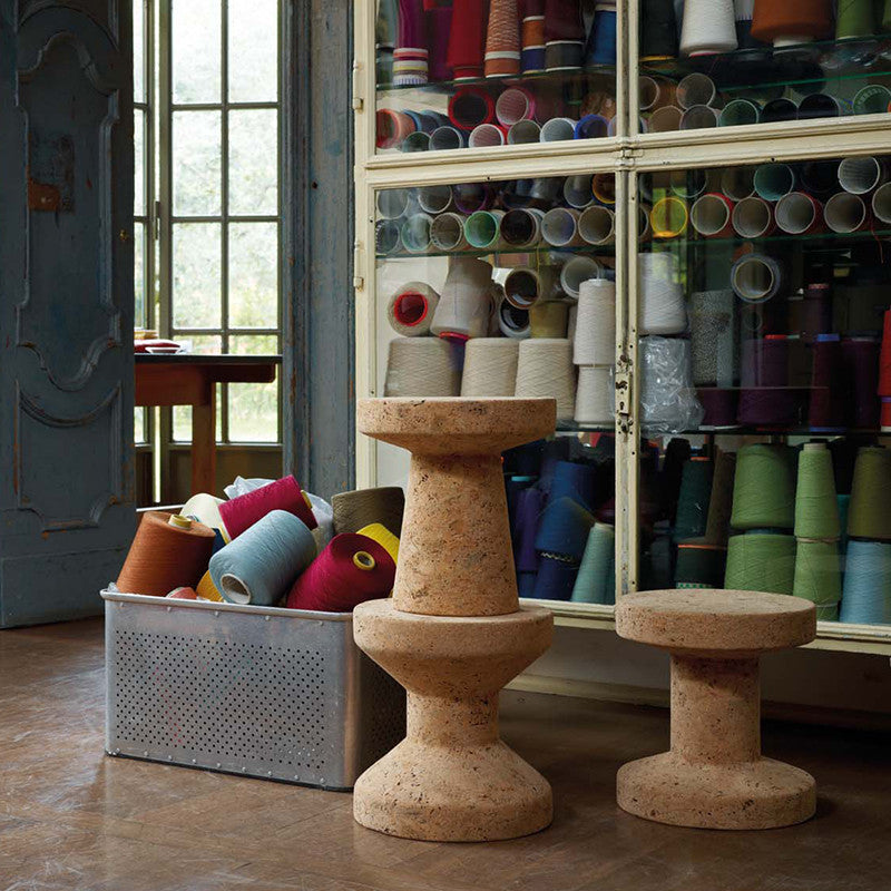 Cork Family, o familie de tabureți/măsuțe produsă de Vitra