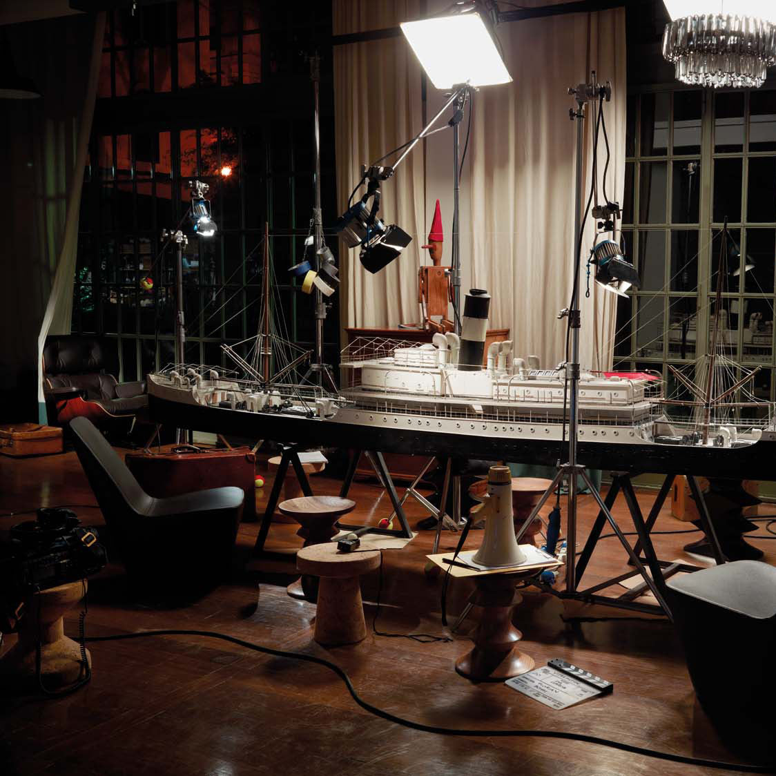 Cork Family, o familie de tabureți/măsuțe produsă de Vitra