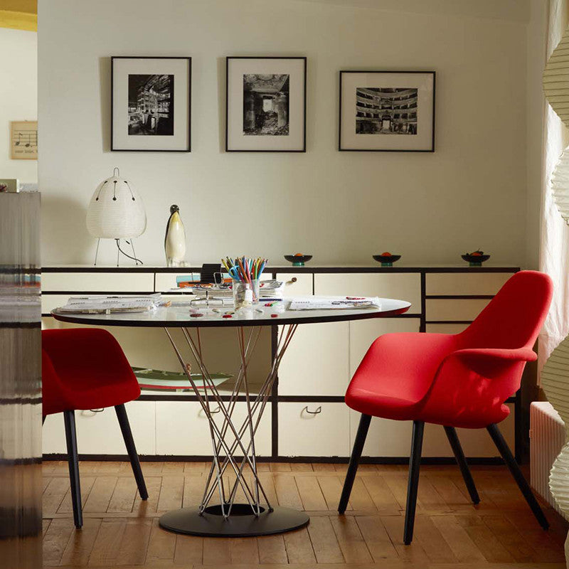 Organic Chair, o piesă clasică creată de Charles și Ray Eames în 1940