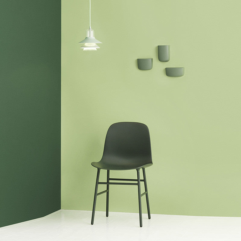 Scaunul Form cu bază metaltică produs de Normann Copenhagen
