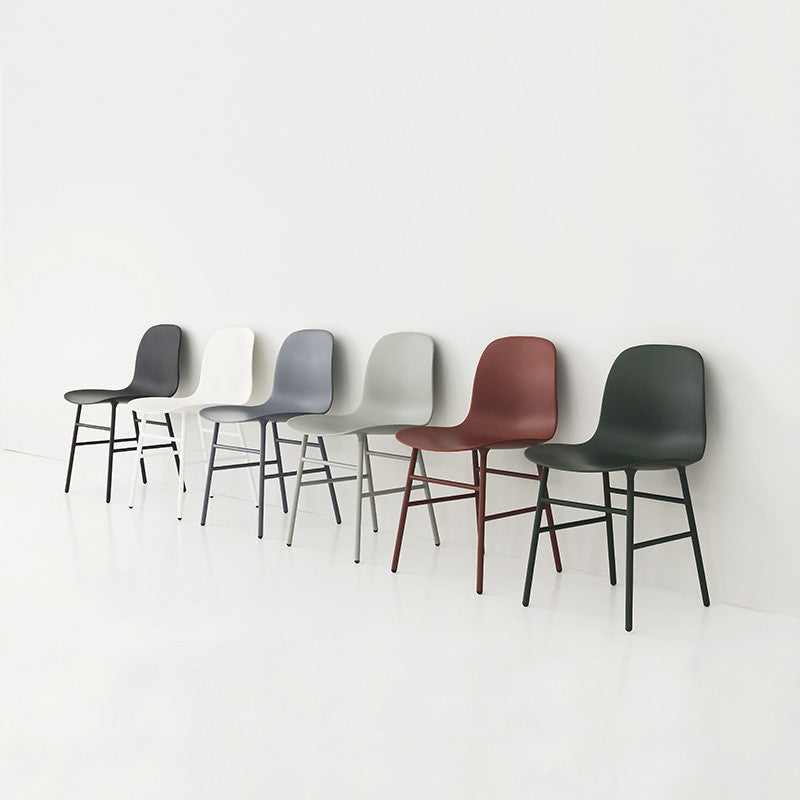 Scaunul Form cu bază metaltică produs de Normann Copenhagen