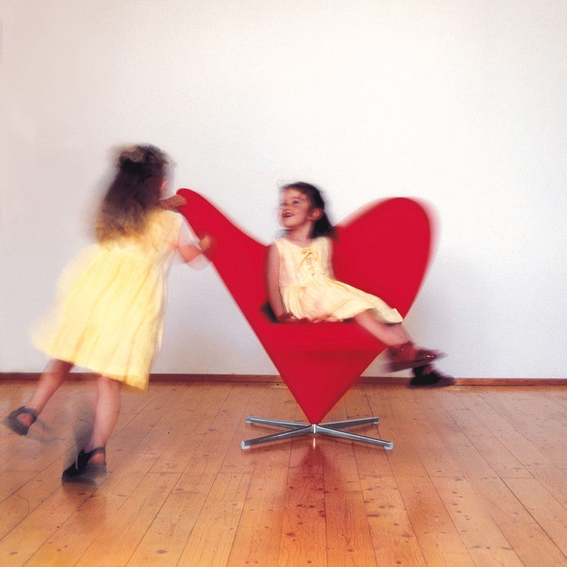 Fotoliul Heart Cone Chair semnat Verner Panton pentru Vitra