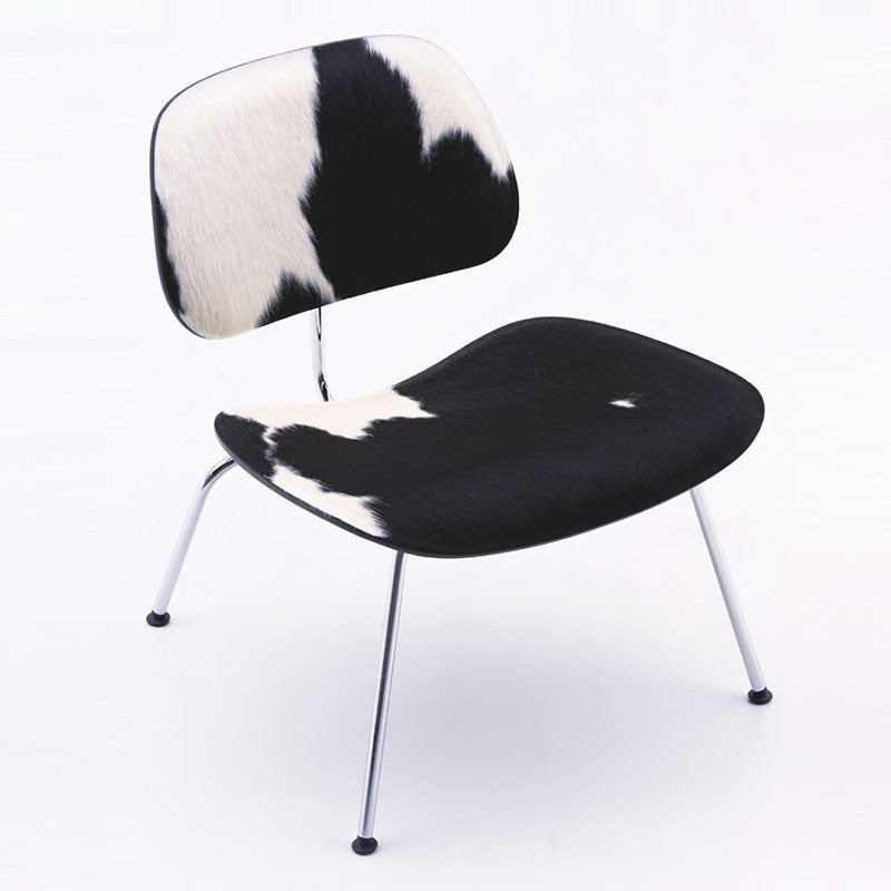 LCM calf's skin, un scaun jos creat de Charles și Ray Eames și acum produs de Vitra