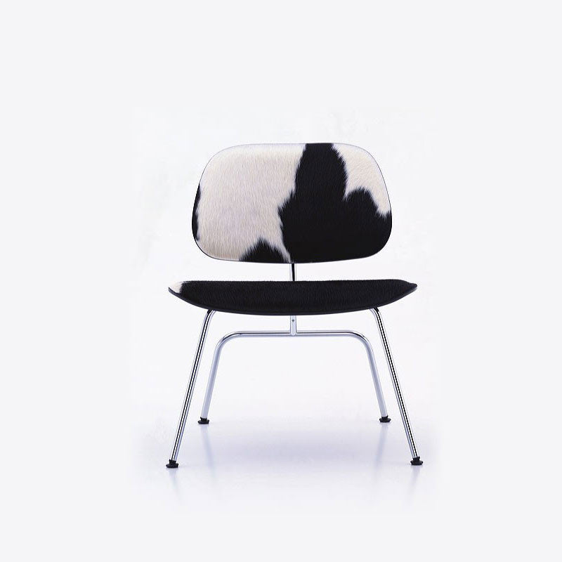 LCM calf's skin, un scaun jos creat de Charles și Ray Eames și acum produs de Vitra