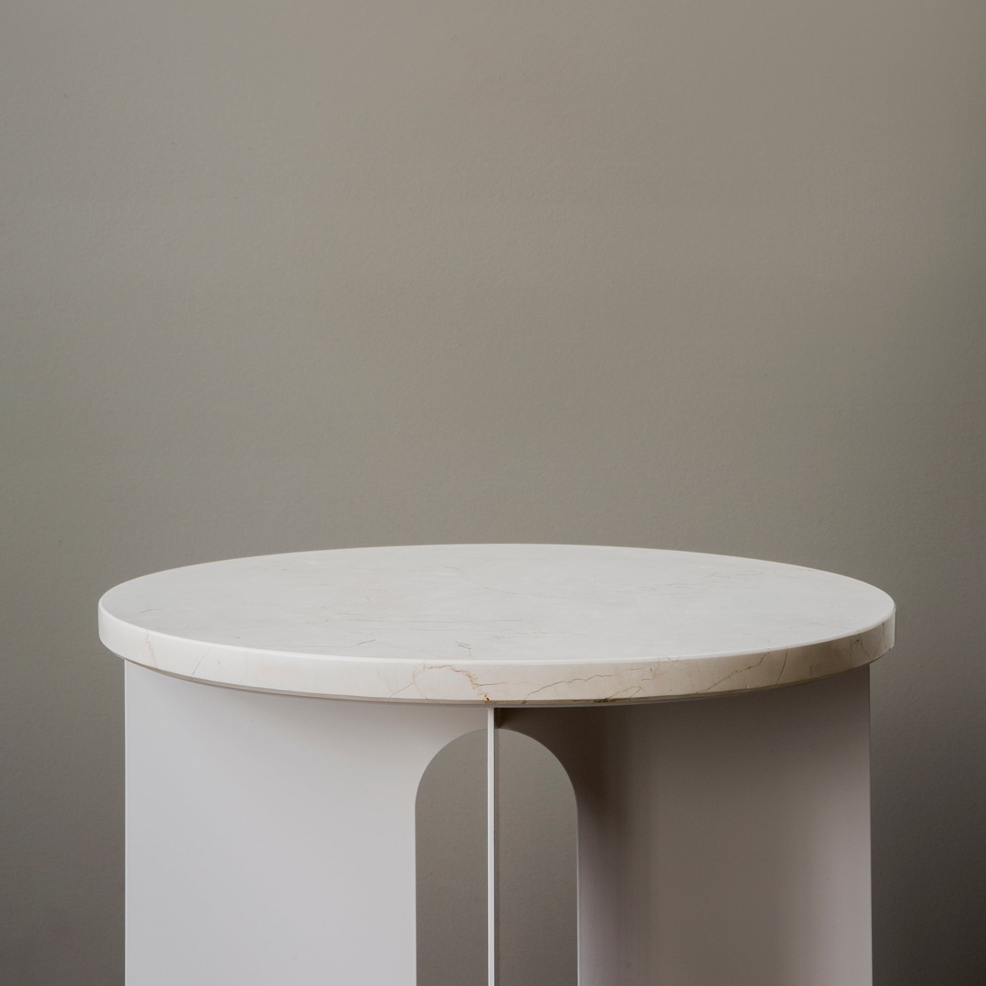 Androgyne măsuță cu blat din marmură