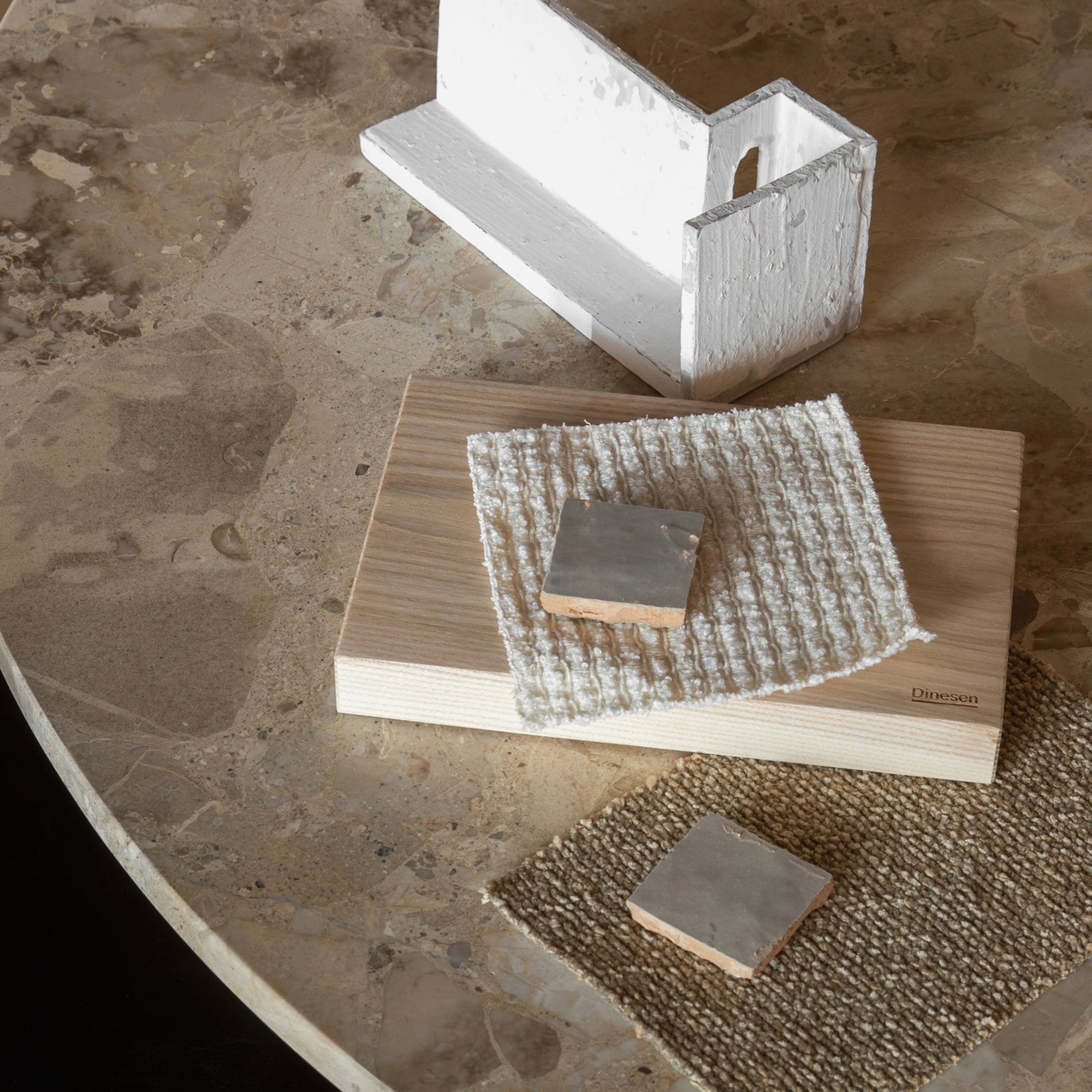 Androgyne masă cu blat din piatră Ø120 cm