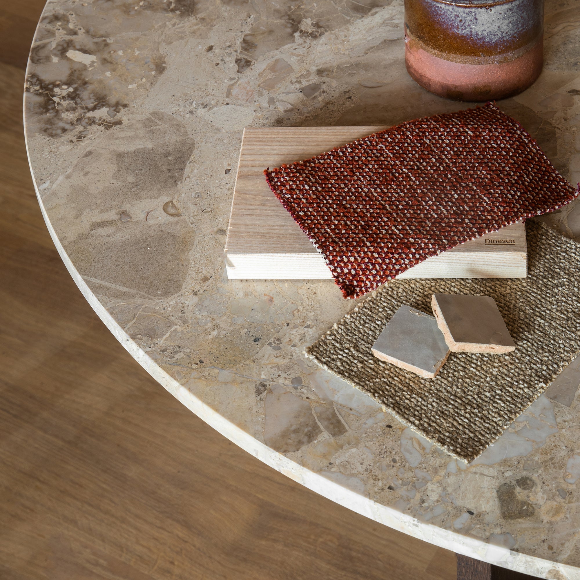 Androgyne masă cu blat din piatră Ø120 cm