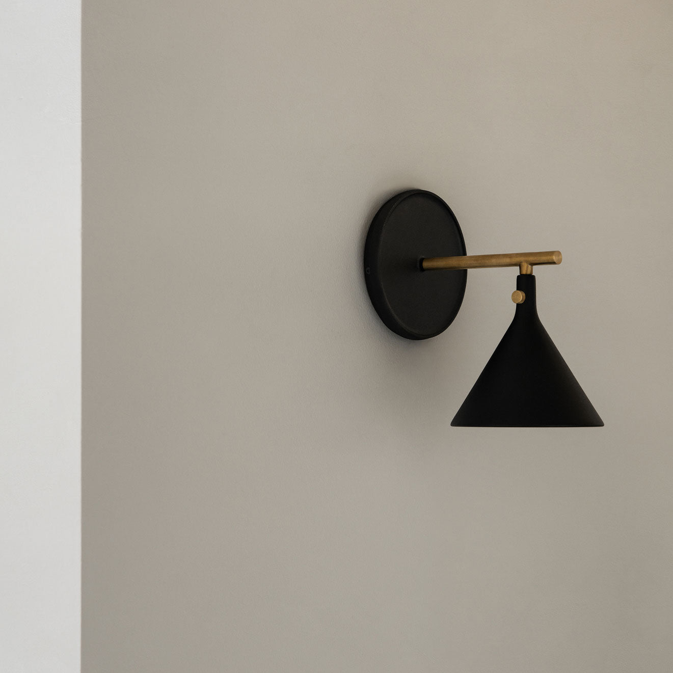 Cast lampă de perete