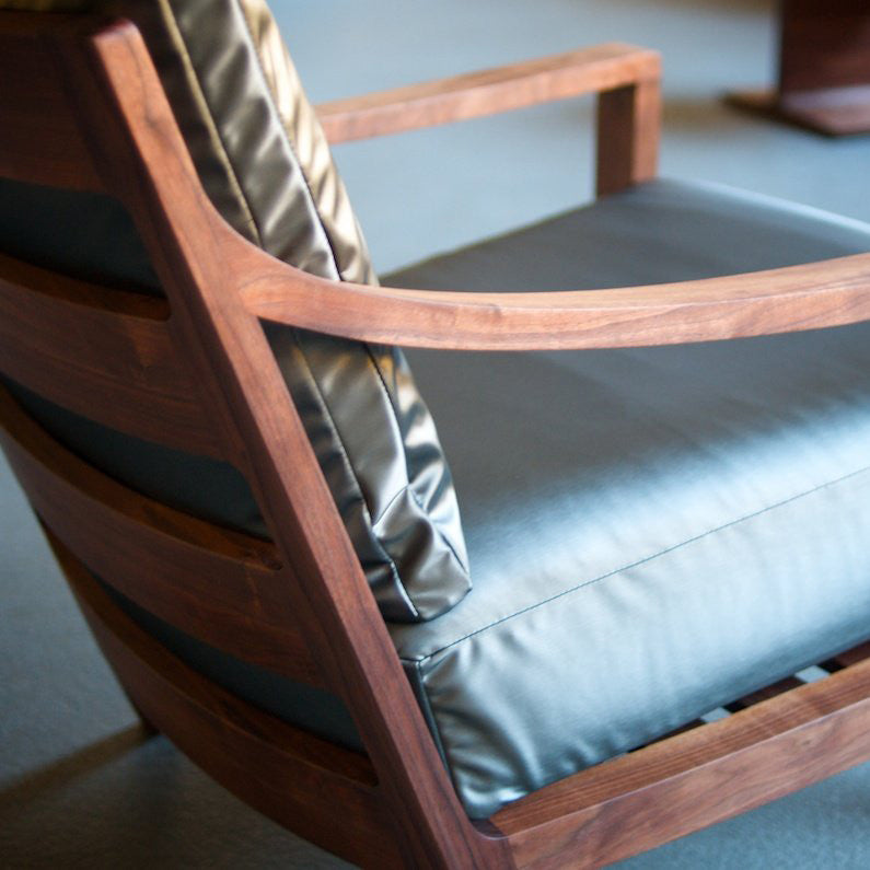 Fotoliul Low Lounge Chair semnat Matthew Hilton pentru De La Espada