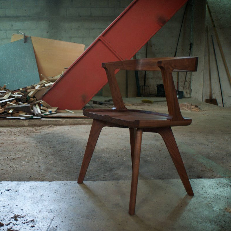 Superbul scaun Colombo produs de De La Espada și semnat de Matthew Hilton