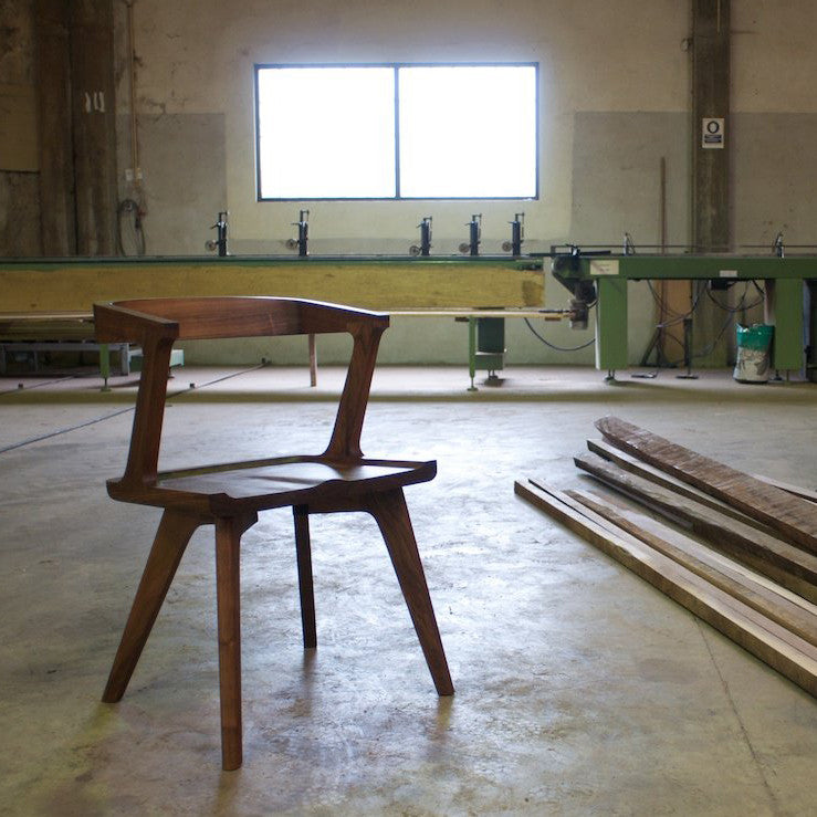 Superbul scaun Colombo produs de De La Espada și semnat de Matthew Hilton