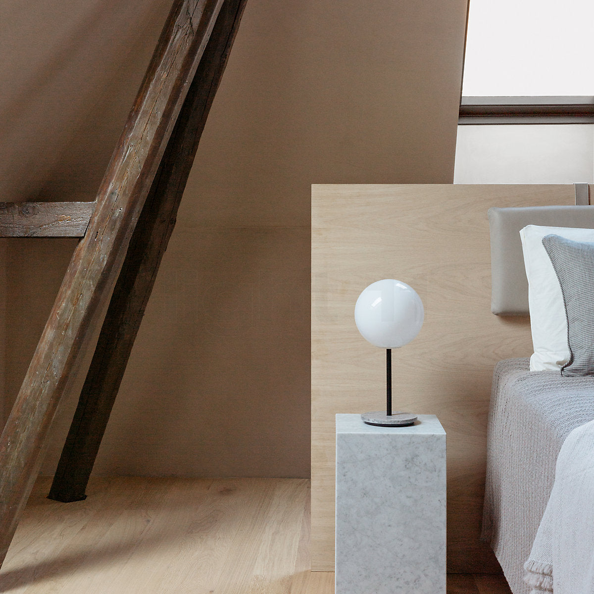 TR Bulb lampă de masă