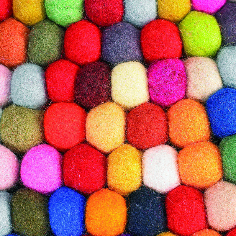 Pinocchio de la HAY, covorul din sute de bile de lână multicolore