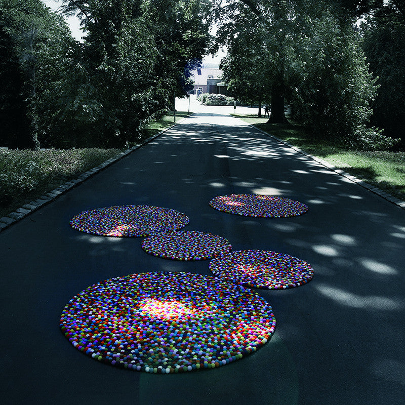 Pinocchio de la HAY, covorul din sute de bile de lână multicolore