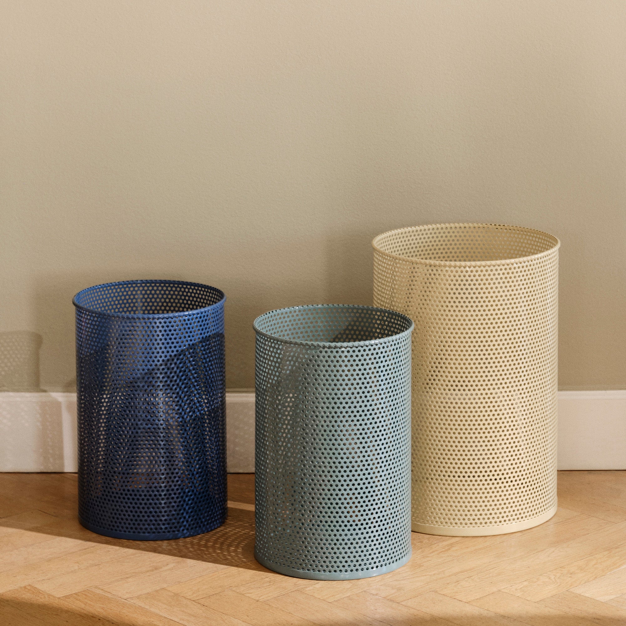 Perforated bin M coș de hârtie