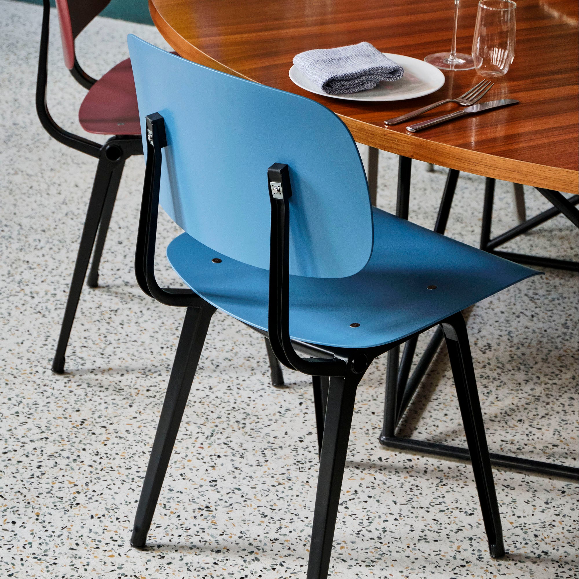 Revolt, scaun de dining