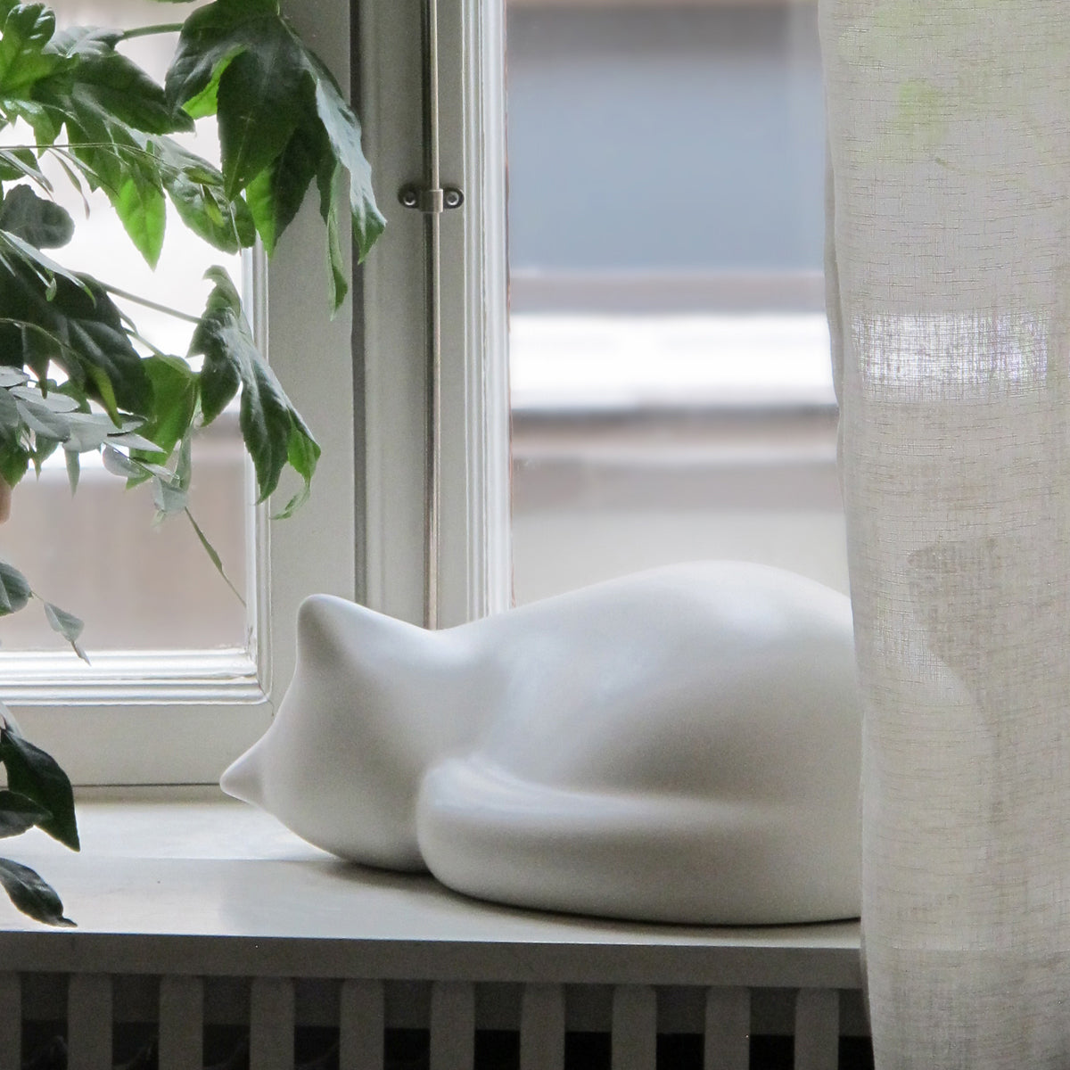 Resting cat figurină mare