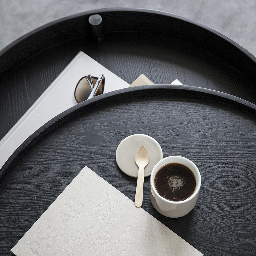 Turning Table, o măsuță minimalistă de la Menu