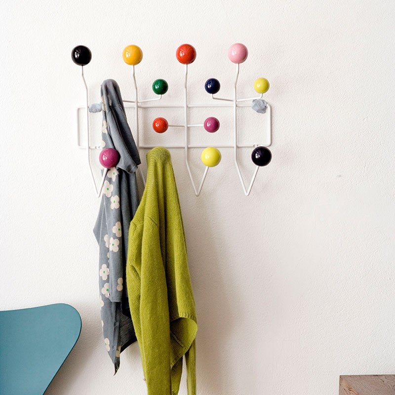 Hang it all este un cuier de perete semnat Charles și Ray Eames