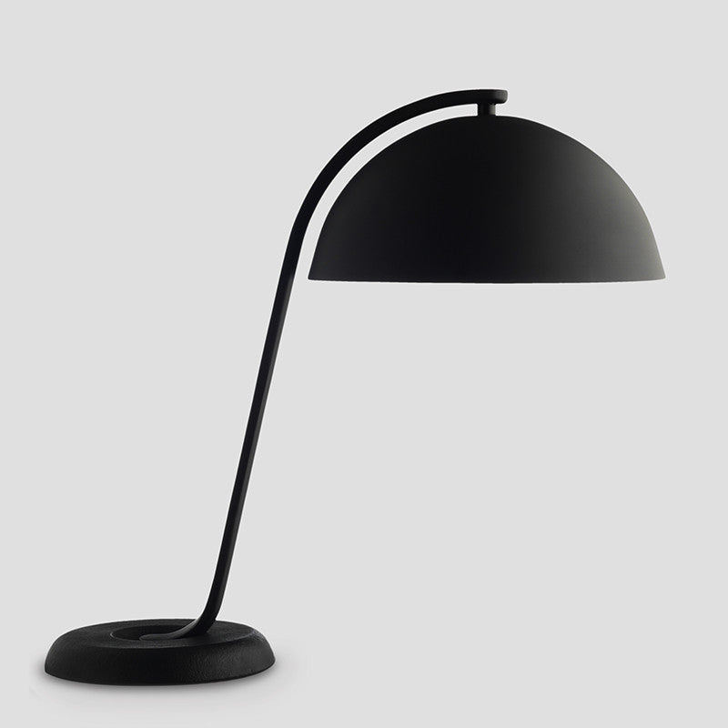 Lampa de masă Cloche produsă de Wrong for HAY