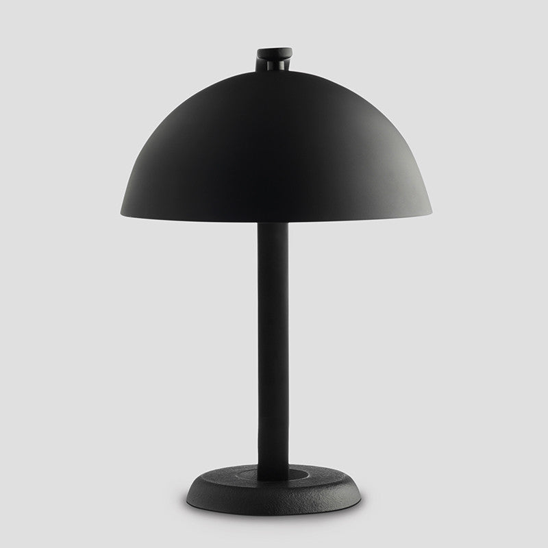 Lampa de masă Cloche produsă de Wrong for HAY