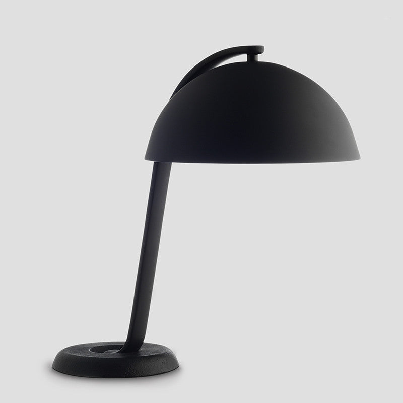 Lampa de masă Cloche produsă de Wrong for HAY