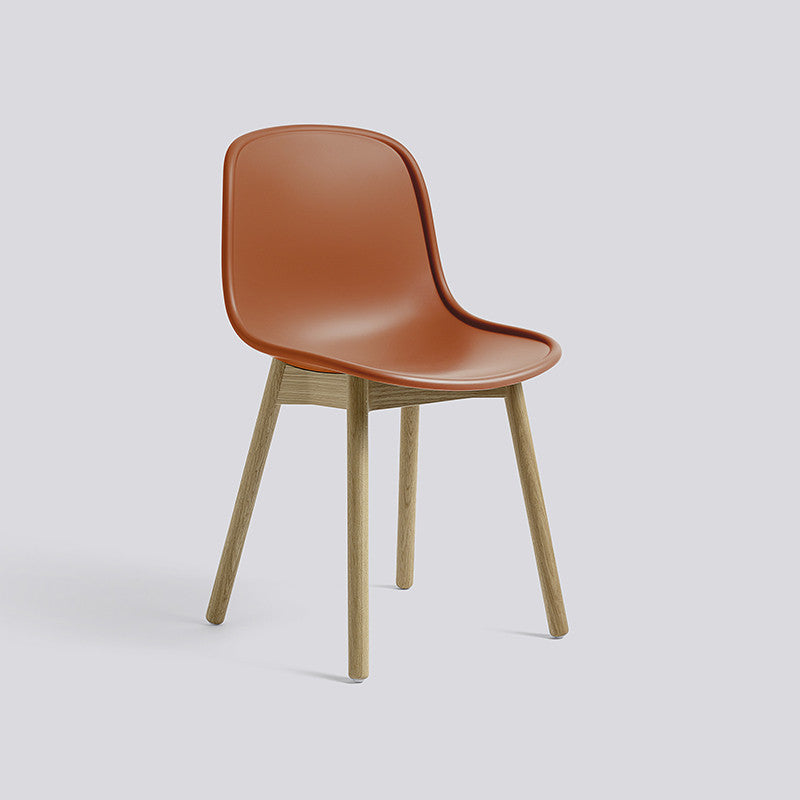 Neu13, un scaun de dining produs de Wrong for HAY
