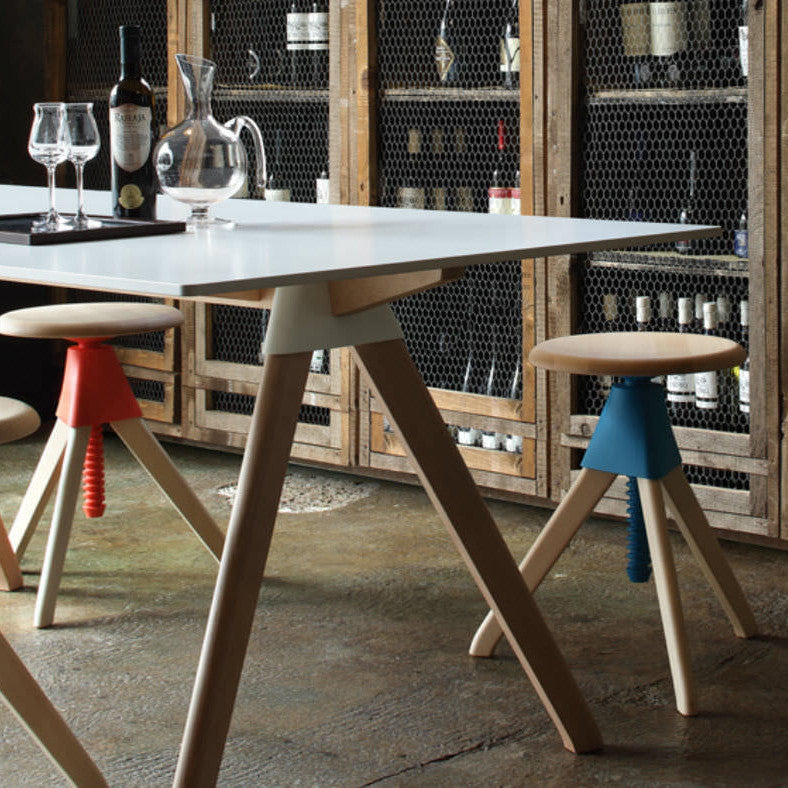 Masa de dining Butch produsă de Magis. Design: Konstantin Grcic