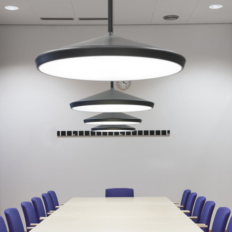 Ginko, o lampă suspendată, produsă de Orsjo, din metal lăcuit, disponibilă pe 4 culori