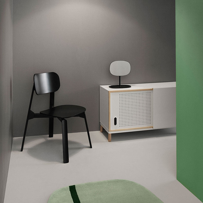 Flip Mirror, o oglindă de masă cu tăviță, produsă de Normann Copenhagen