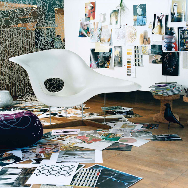 Fotoliul La Chaise, un icon de design creat de Charles si Ray Eames, produs de Vitra