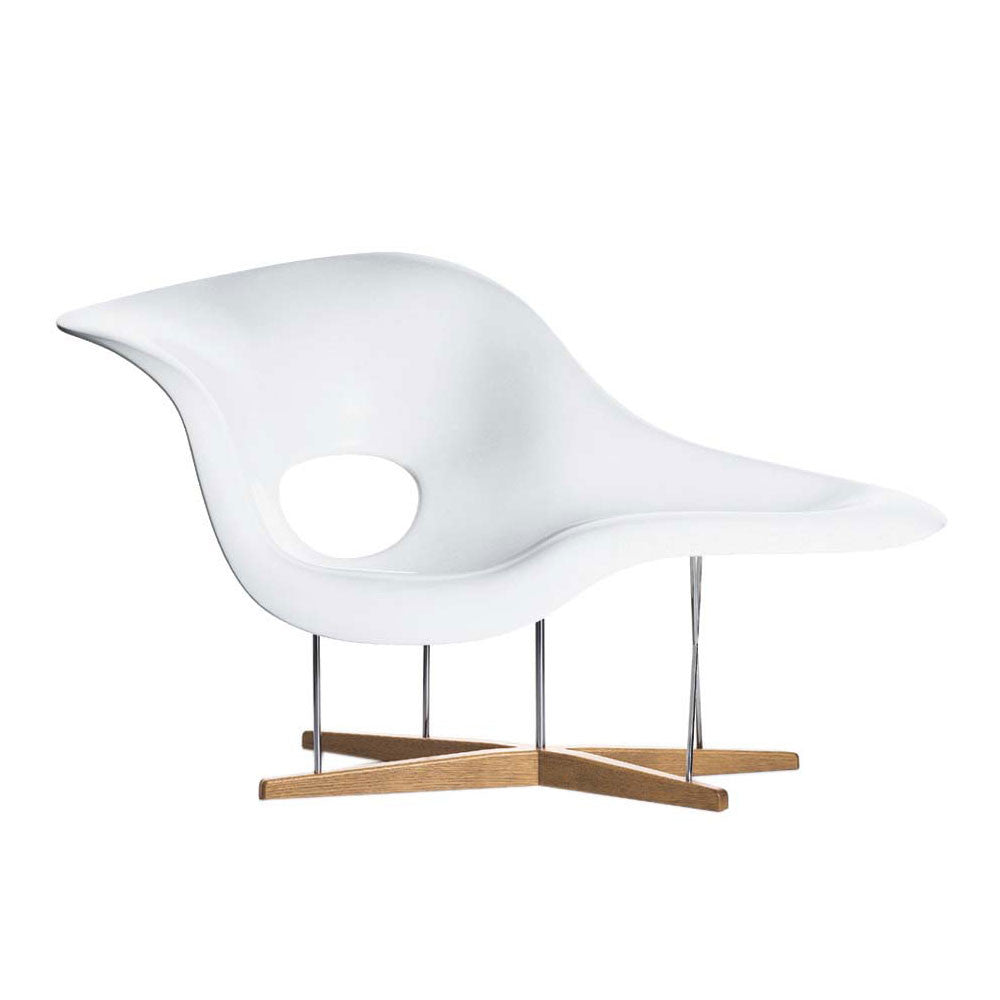 Fotoliul La Chaise, un icon de design creat de Charles si Ray Eames, produs de Vitra