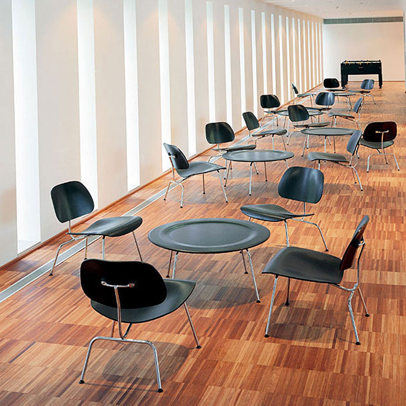 LCM, un scaun jos creat de Charles și Ray Eames și acum produs de Vitra