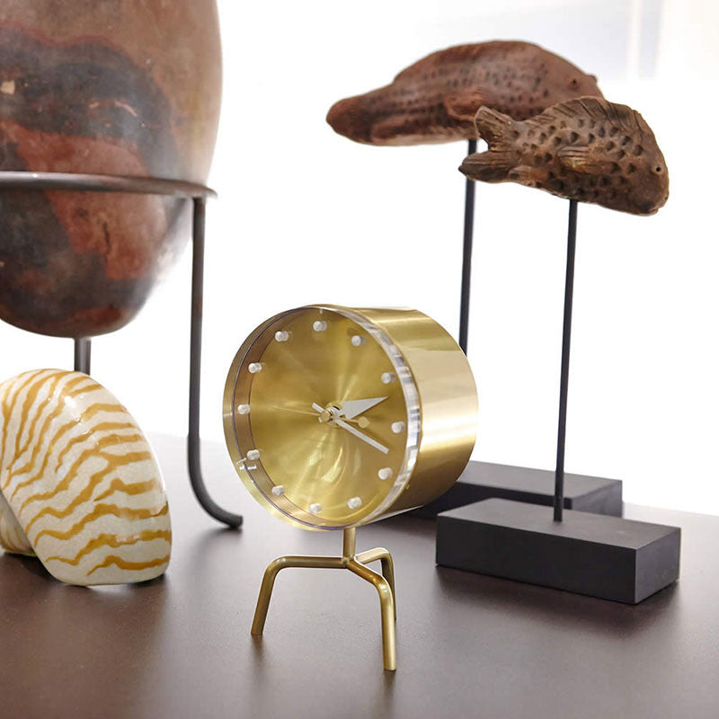 Tripod este un ceas cupruriu creat de George Nelson pentru Vitra