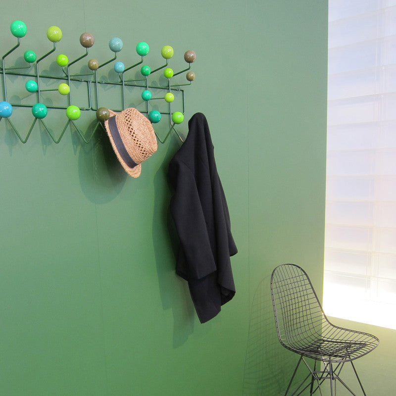 Hang it all este un cuier de perete semnat Charles și Ray Eames