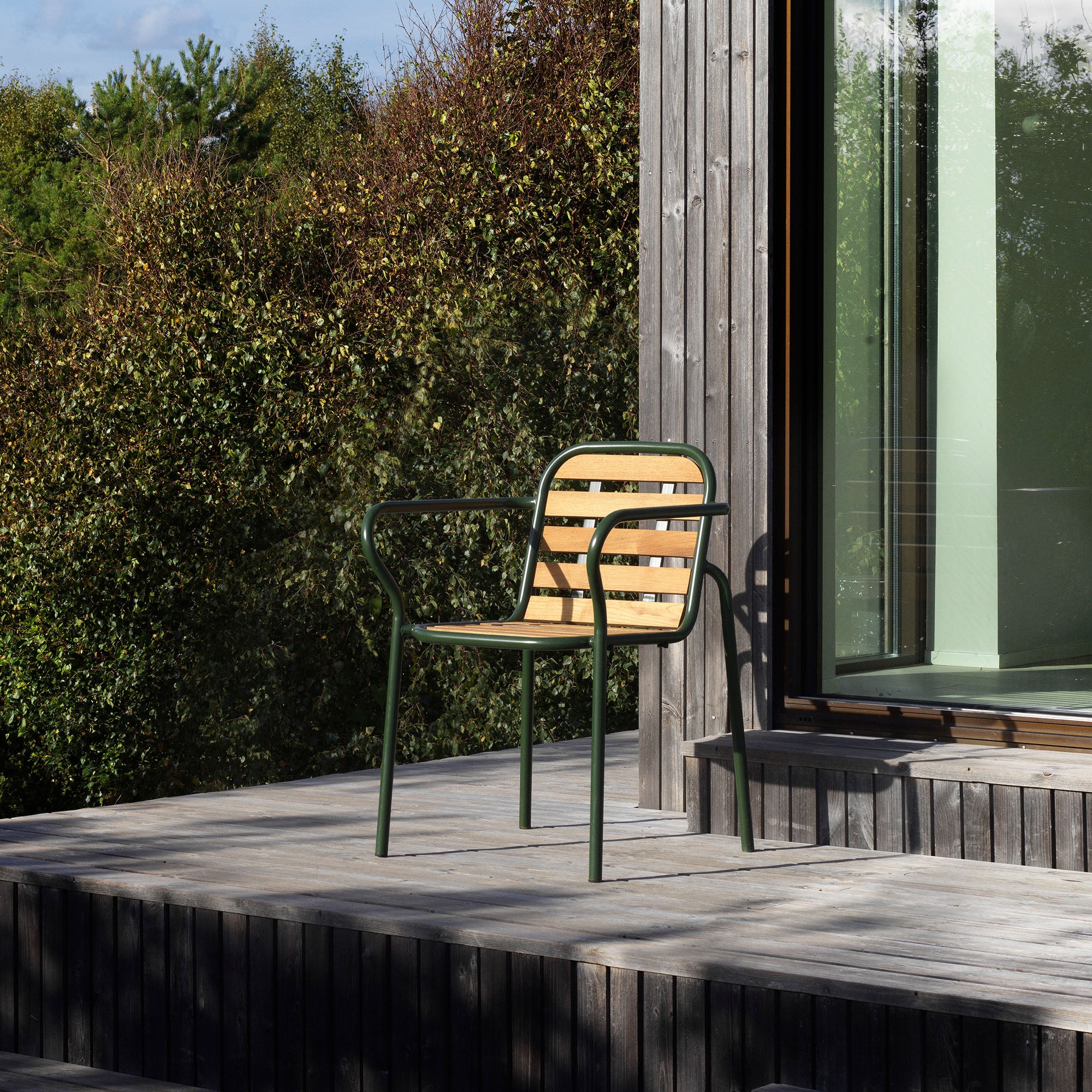 Vig Armchair Robinia, scaun din lemn pentru exterior cu cotiere